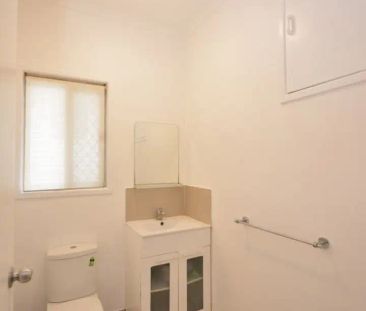 “5 Bedrooms, 2 Bathrooms and covered Carpark in quiet street” - Photo 2