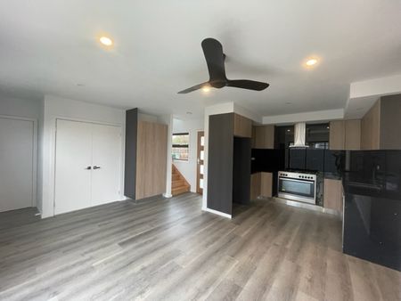 Modern Townhouse Living in a Convenient Deer Park Location - Photo 3