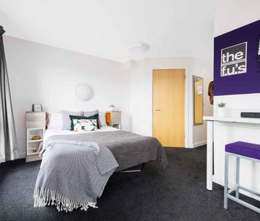 Large Standard Double Ensuite: Three Bed Flat - Photo 5