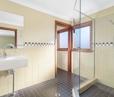 Elegant Family Home with Period Charm, Spacious Living & Private Ga... - Photo 6