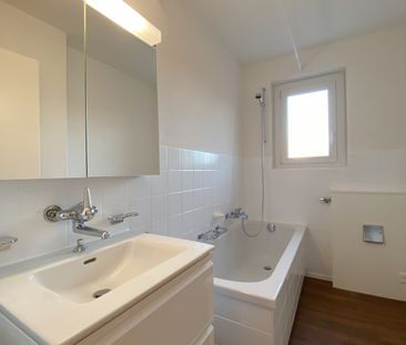 Grosszügige, frisch renovierte 4.5-Zimmer-Parterrewohnung mit Balkon - Photo 6