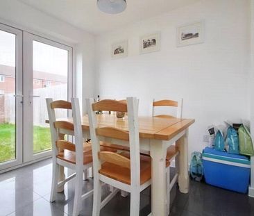 3 bedroom semi-detached house to rent - Photo 5