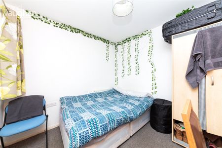 6 bedroom semi-detached house to rent - Photo 3