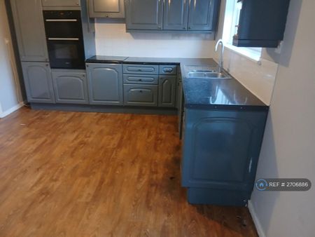 4 bedroom semi-detached house to rent - Photo 4