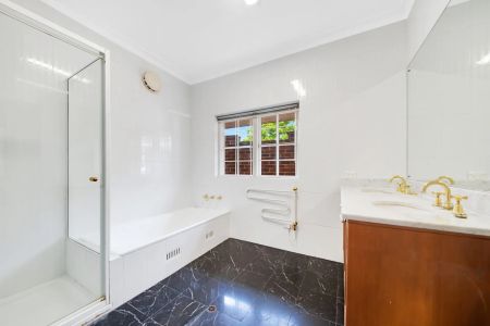 Spacious Character Home with Sweeping Harbour and City Views - Photo 4