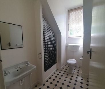 Top floor one bedroom apartment. - Photo 5