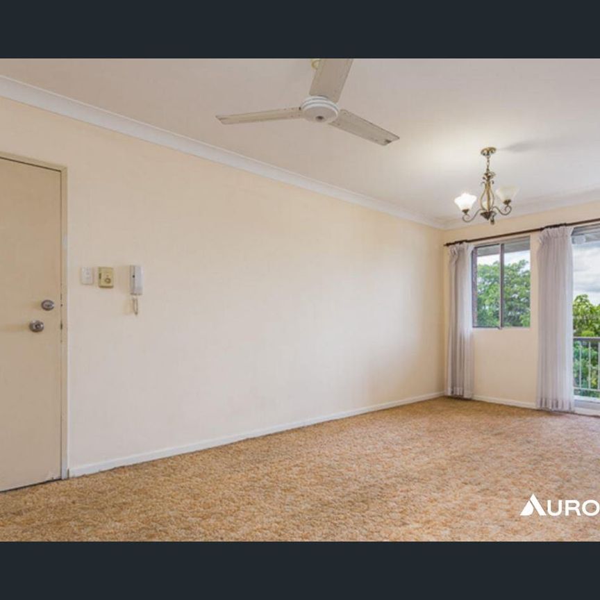 Spacious Two-Bedroom Unit in Secure Complex - Photo 1