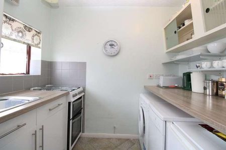 Albain Crescent, Ashford, TW15 - Photo 3