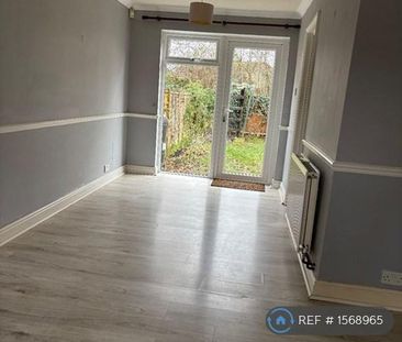 3 bedroom semi-detached house to rent - Photo 3