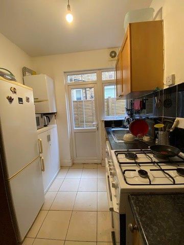 3 bedroom flat to rent - Photo 3