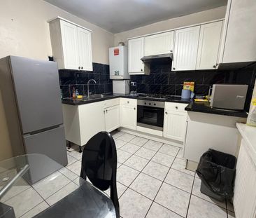 Room in a Shared House, Glasgow Road, E13 - Photo 5