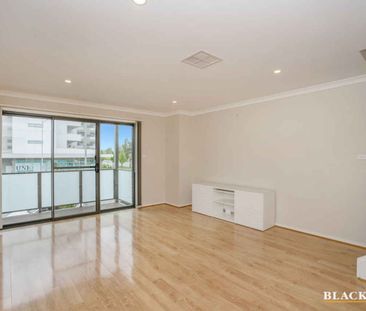 Spacious three bedroom townhouse - Photo 3