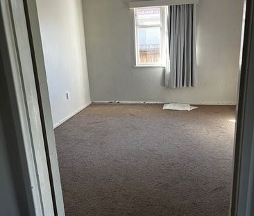 Sunny 3-Bedroom Home in Papatoetoe Available Now - Photo 3