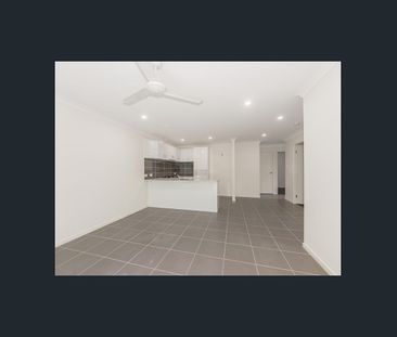 Modern & Spacious Duplex Living in a Quiet Loganlea Location - Photo 3