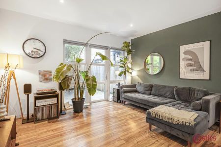 3 bedroom flat to rent - Photo 2