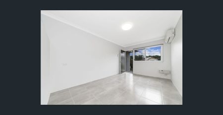 Modern unit in walk-to-everywhere location - Photo 2