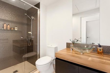 LUXURY TWO BEDROOM APARTMENT IN SOUGHT AFTER LOCATION - Photo 4