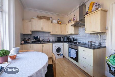 3 bedroom flat to rent - Photo 4