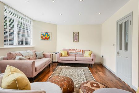 A modern and tastefully refurbished 4 bedroom town house in the heart of Belsize Park NW3 - Photo 4