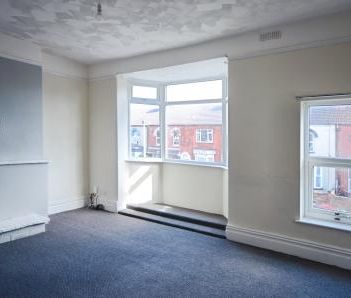 2 bedroom Flat To Let - Photo 2