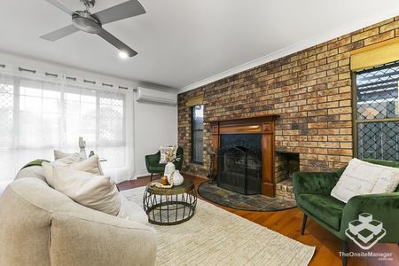 Charming lowset house: Newish renovations, Morden kitchen, huge outdoor entertainment. - Photo 4