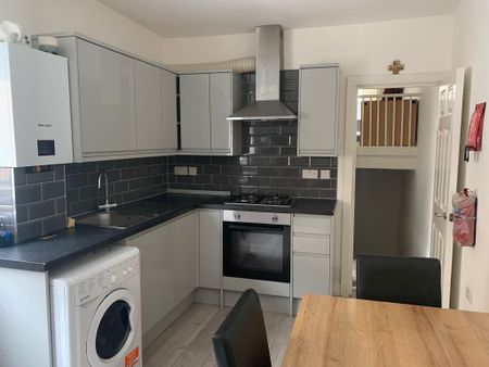 3 bedroom apartment to rent - Photo 4