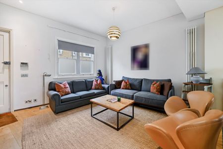 *SHORT LET*<br />A beautifully arranged four-bedroom Victorian home in the heart of Battersea Square, SW11. - Photo 4