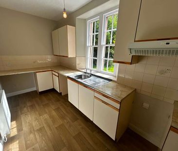 Charming three-bedroom semi-detached cottage, newly redecorated and... - Photo 6