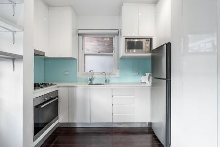Furnished&comma; Stylish Apartment on the First Floor of a Boutique Art Deco Building - Photo 5