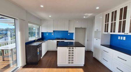 Stunning 5-Bedroom Home with Sea Views at Rothesay Bay - Photo 3