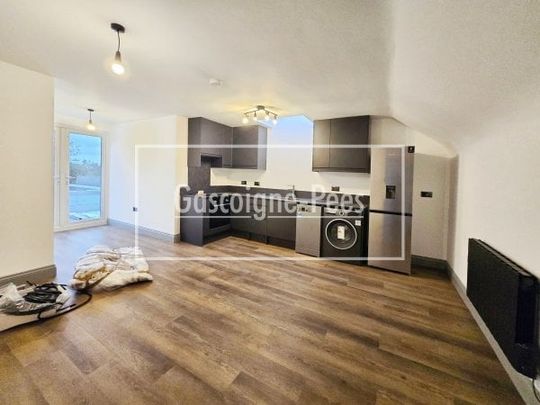 Central Road, Worcester Park - Photo 1