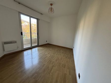 Location Appartement 4 pièces 81m² NICE 06200 - Photo 2