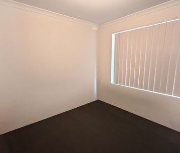 Modern 3x2 Family Living in the Heart of Dalyellup! - Photo 4