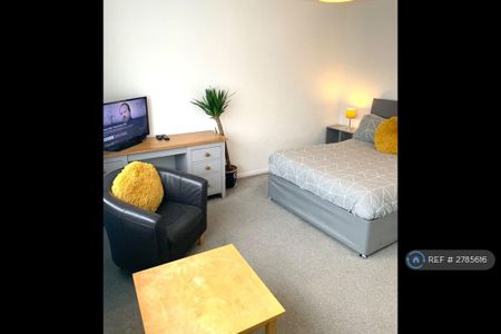 1 bedroom in a flat share to rent - Photo 5