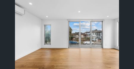 Spacious, Stylish & Ideally Positioned - Photo 4