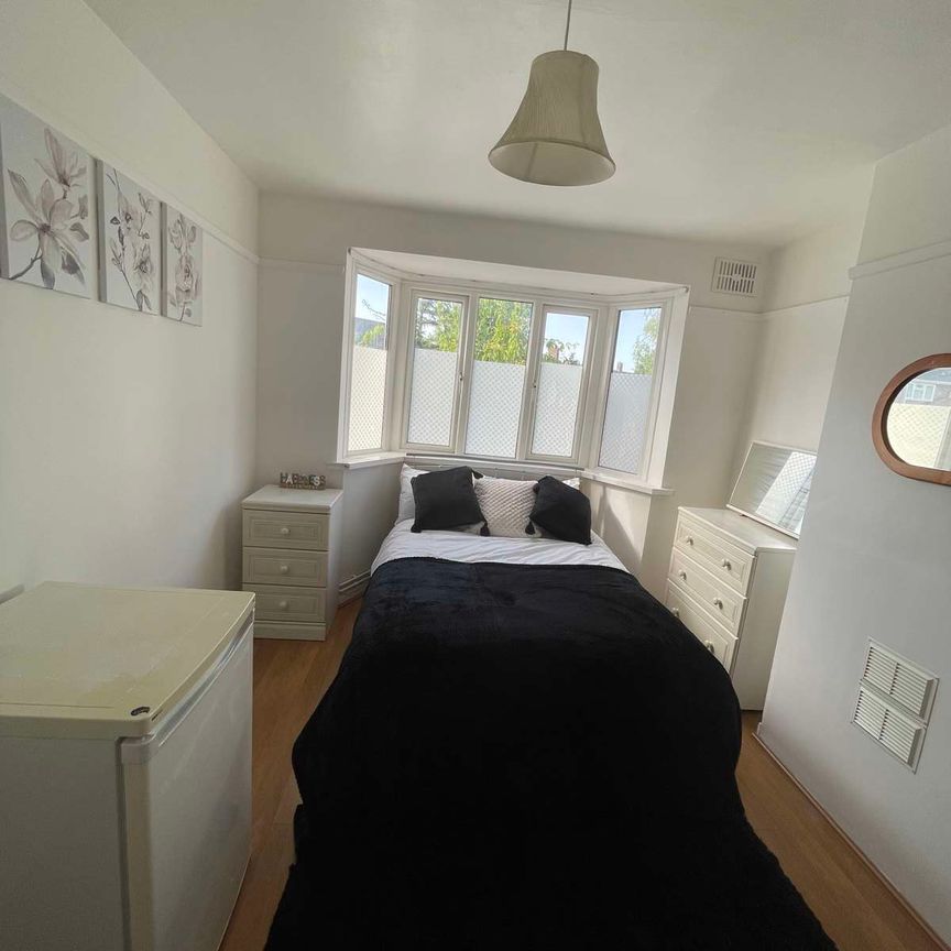 Newly Refurbished Double Room **Great Local Amenities** - Photo 2