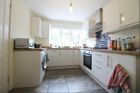 4 bedroom end of terrace house to rent - Photo 5