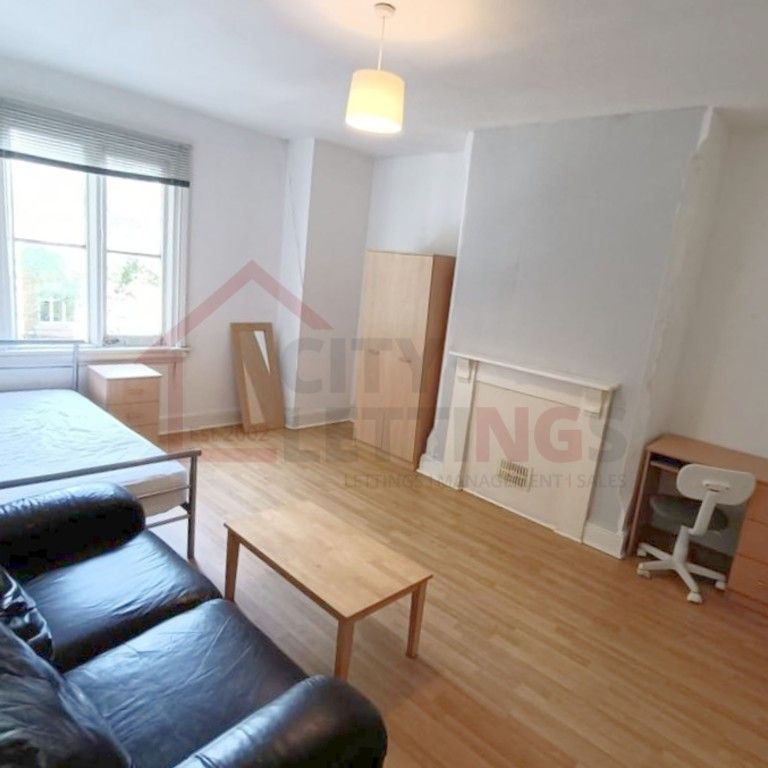 3 Bedroom Flat - Photo 1