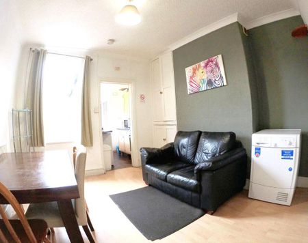 1 bedroom in a house share to rent - Photo 3