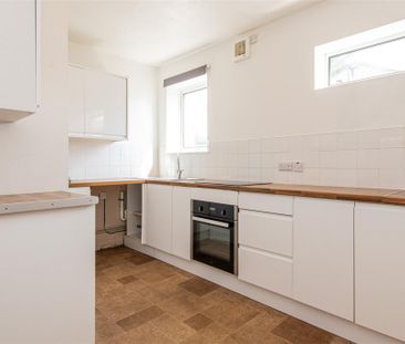 2 bed Flat To Let - Photo 2