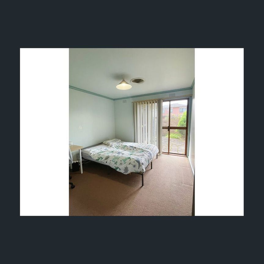 Spacious Family Home Near Glen Waverley Shopping Centre - Photo 1