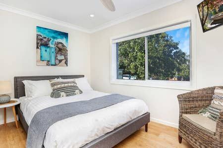 Fully Furnished Contemporary Apartment - Photo 2
