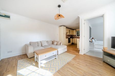 5 bedroom detached house to rent - Photo 2