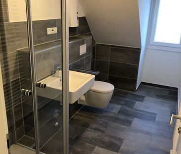 ** Gemütliche Dachgeschosswohnung wird ab März 26 umfangreich moder... - Photo 2