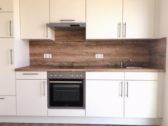 Geräumige 2-Zimmer-Wohnung mit EBK und Balkon in Stadtnähe! - Photo 1