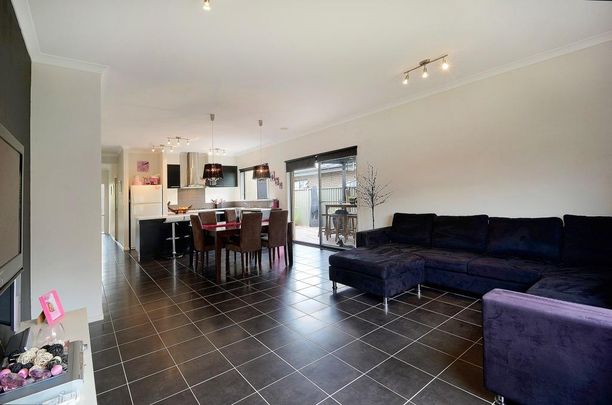 10 Albatross Drive, Pakenham VIC 3810 - House For Rent | Domain - Photo 1