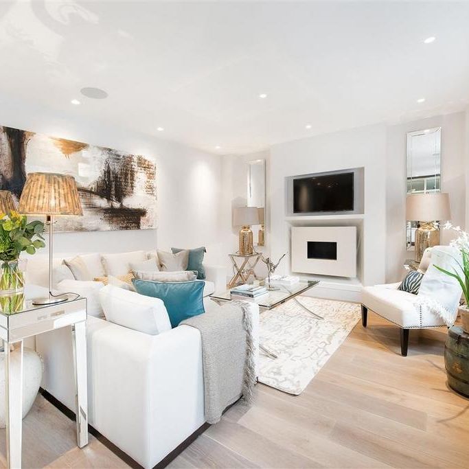 4 bedroom mews to rent - Photo 1