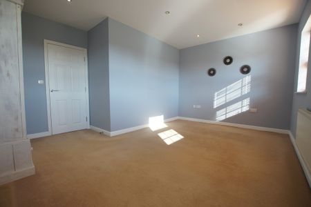 4 bedroom Town House to let - Photo 3