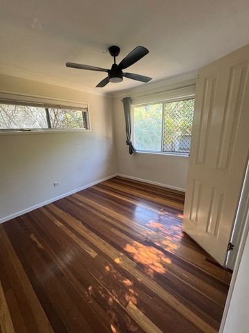 Aspley house 4 Bedroom big yard all aircons available now - Photo 3