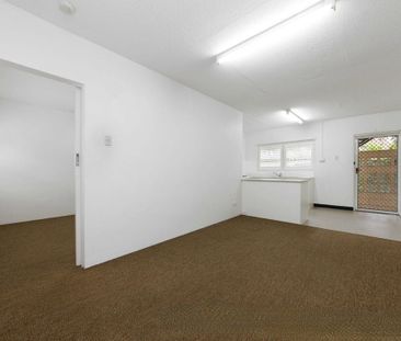 Fully Renovated Ground Floor Unit in Quiet Greenslopes Street - Photo 5